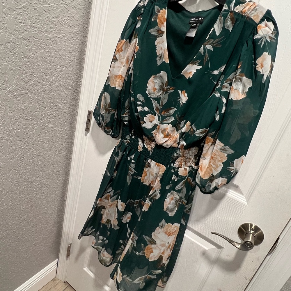 Green A-Line Bishop Sleeve V-Neck Dress